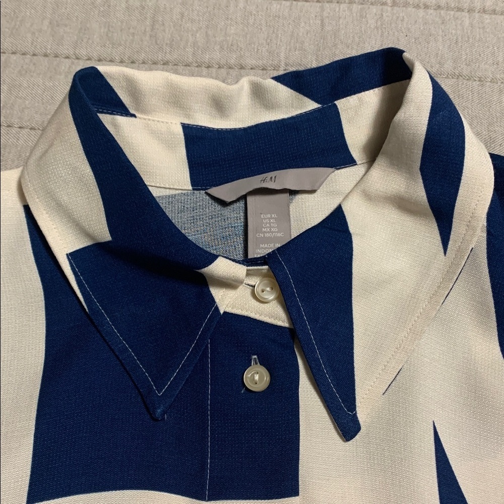 H&M Women’s Blue and Cream Abstract Geometrical XL Button Up Long Sleeve Blouse - Picture 5 of 11